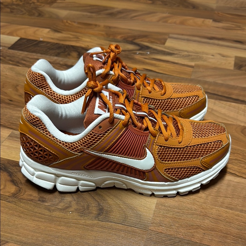 Nike Zoom Vomero 5 Monarch shoes men’s size 9 monarch/flax/sail/dark russet